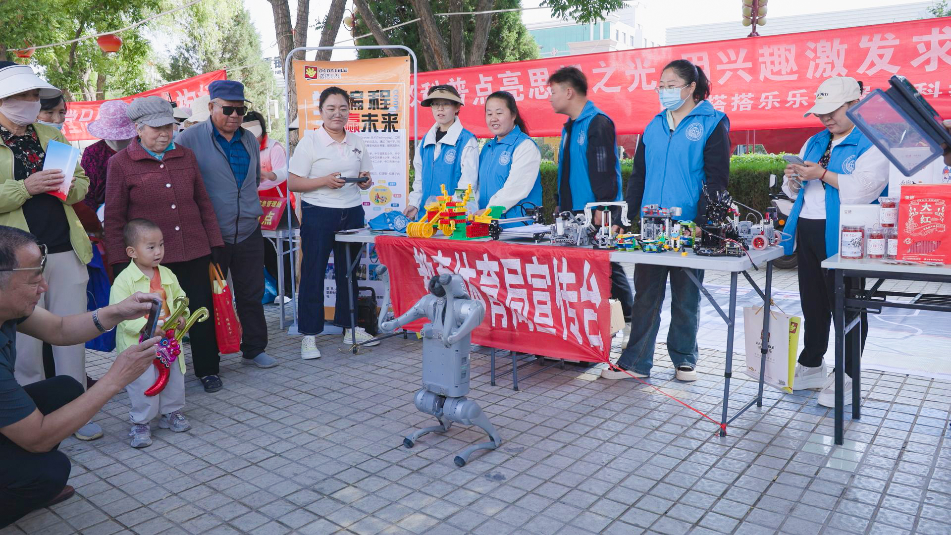 中宁县开展2025年科技活动周和科技工作者日集中宣传活动 (21)1.jpg