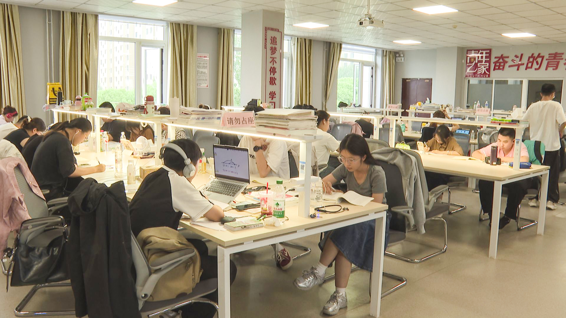 中宁图书馆成“暑期充电站” (1)1.jpg