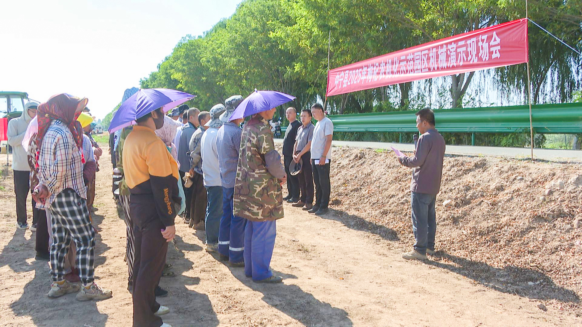 我县召开2025年枸杞示范园区机械现场演示会 (3)1.jpg
