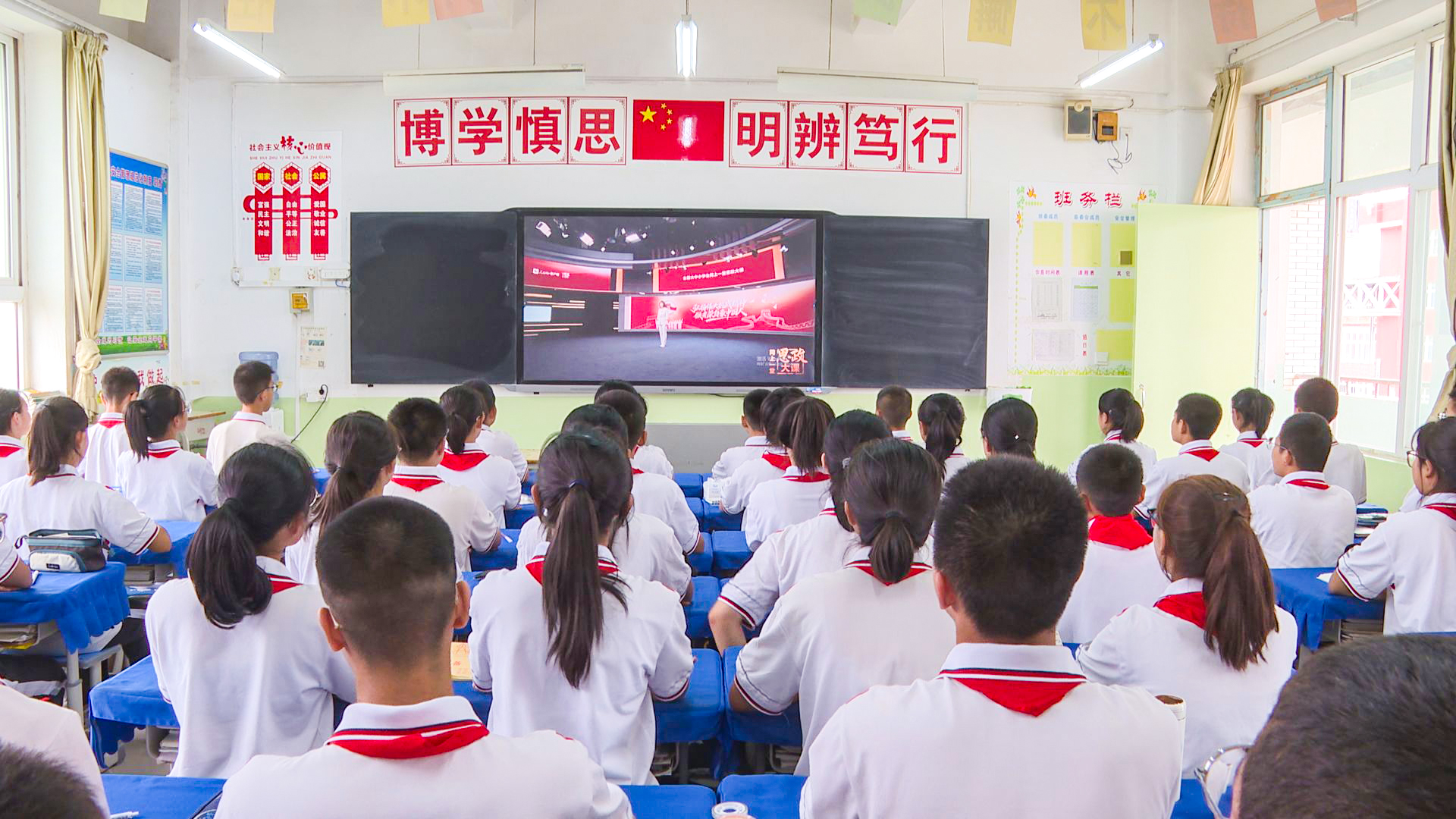 将伟大抗战精神铸入学生心间 我县中小学生同上一堂思政大课  (11)3.jpg