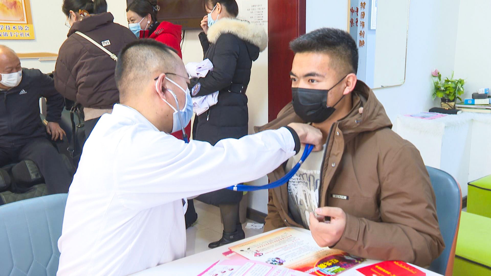 开展义诊志愿活动 (6)1.jpg 开展义诊志愿活动 (6)1.jpg