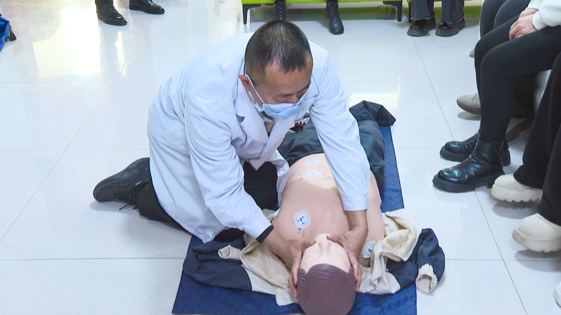 开展义诊志愿活动 (15)1.jpg 开展义诊志愿活动 (15)1.jpg