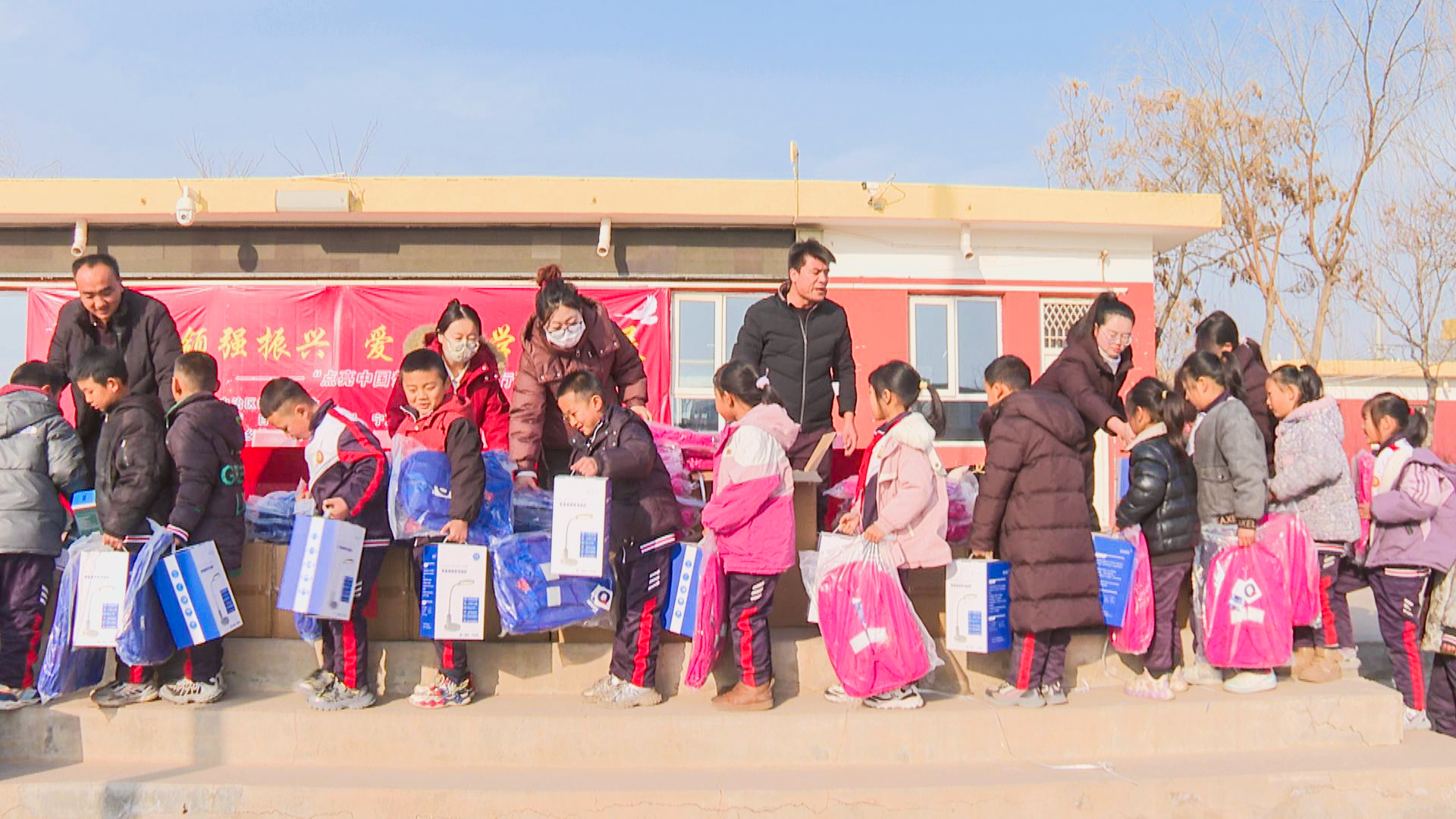 爱心助学温暖太阳梁乡 (5)1.jpg 爱心助学温暖太阳梁乡 (5)1.jpg