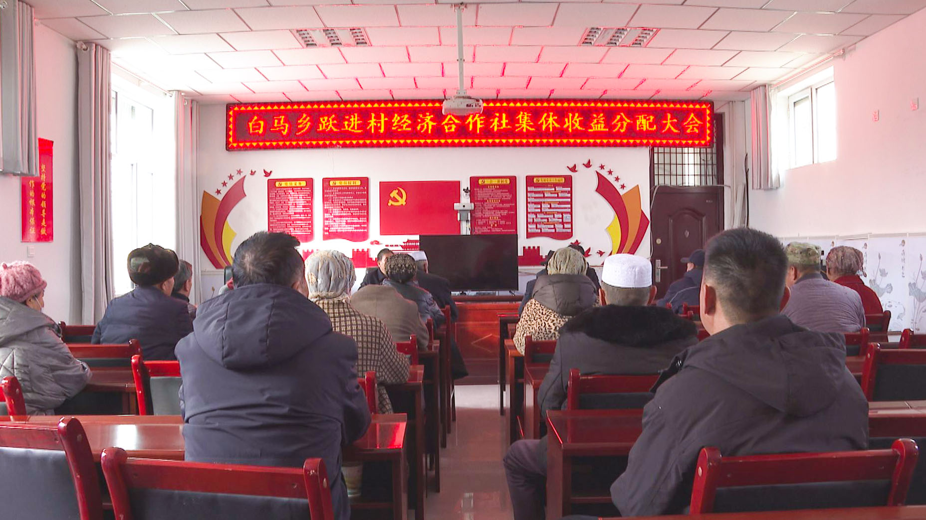 喜领分红笑开颜 (2)1.jpg