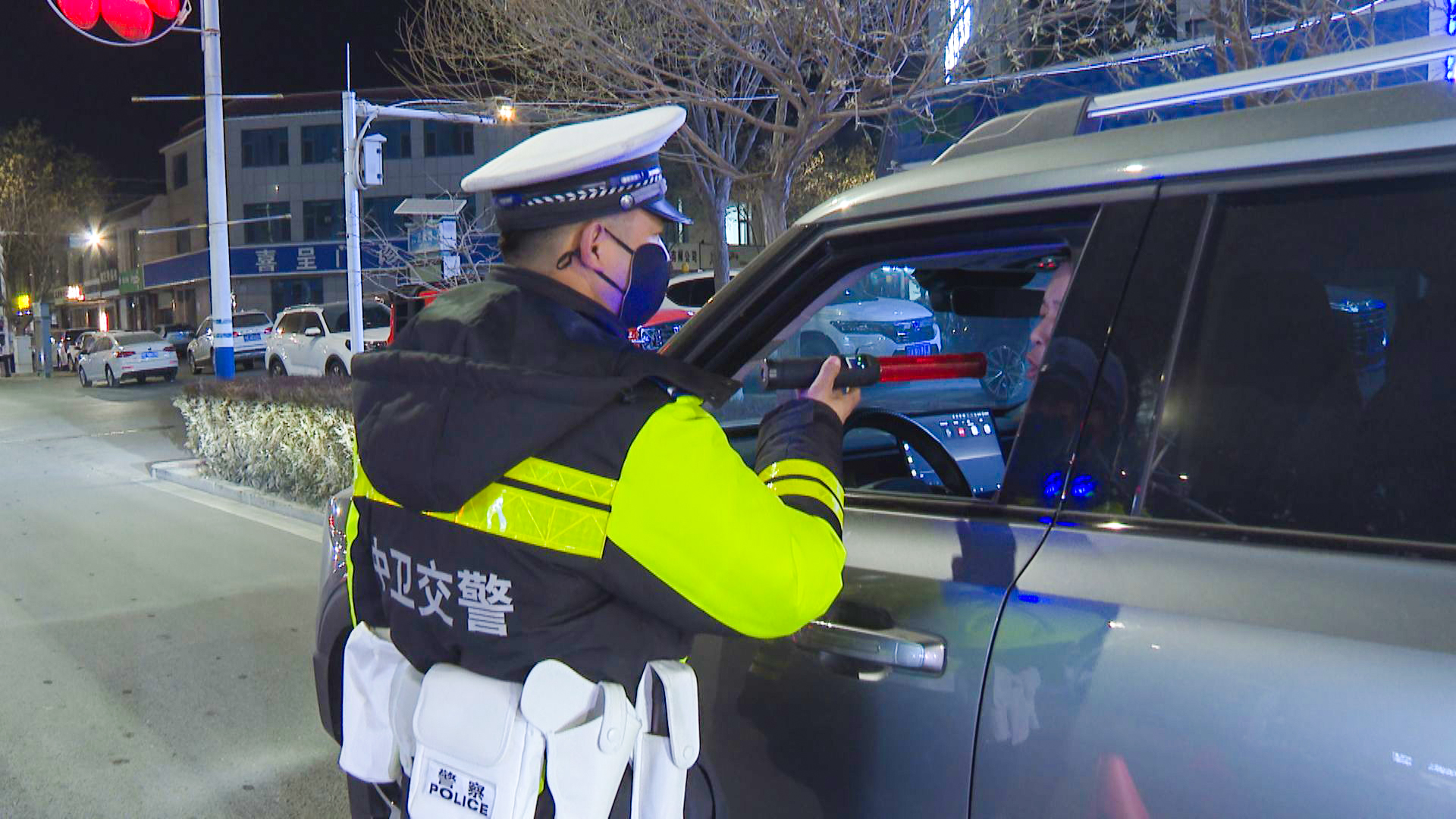 异地用警查酒驾 守护岁末平安路 (14)1.jpg