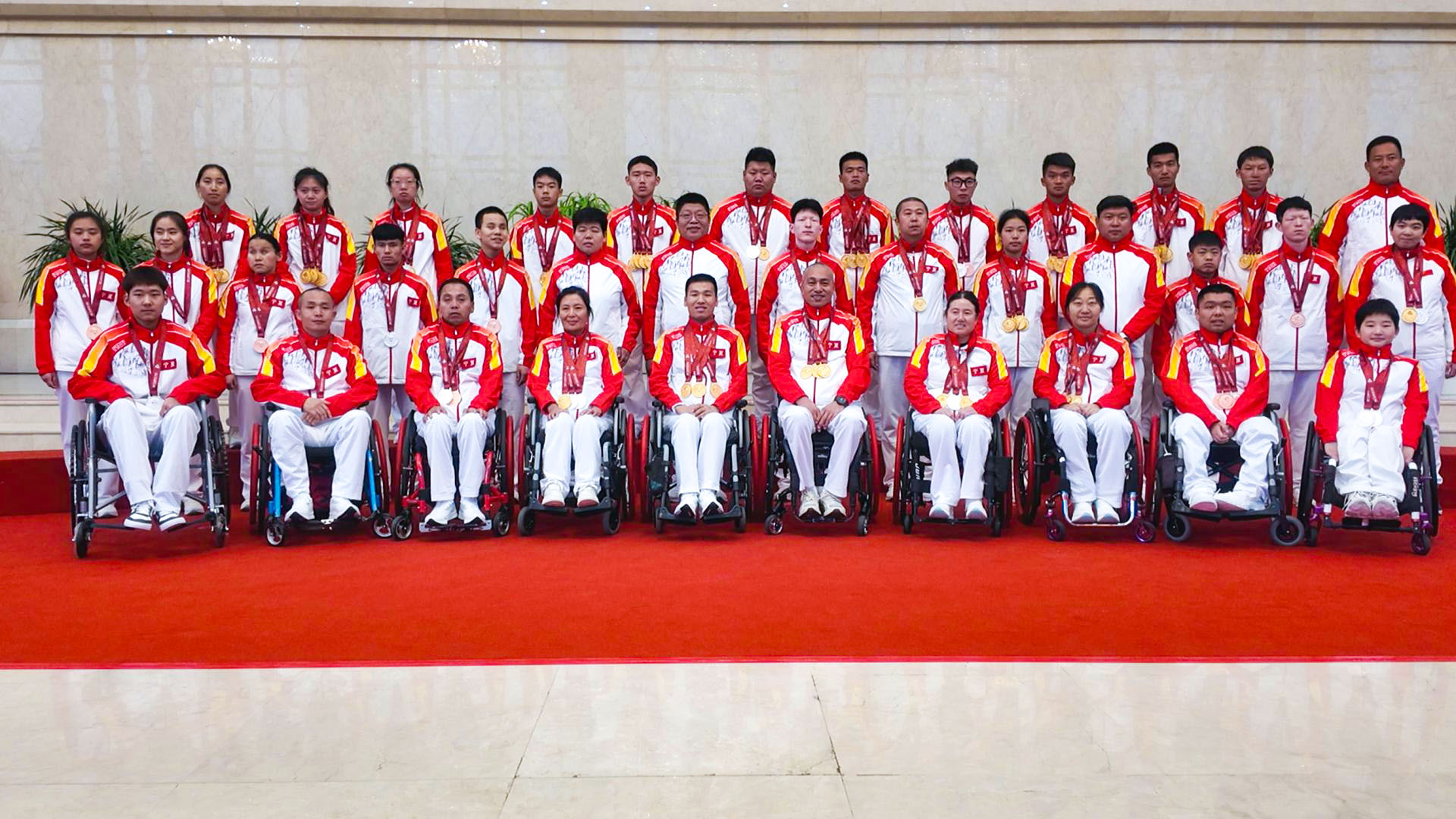 两金一铜 中宁籍残疾人运动员孙林娟载誉归来 (2)2.jpg