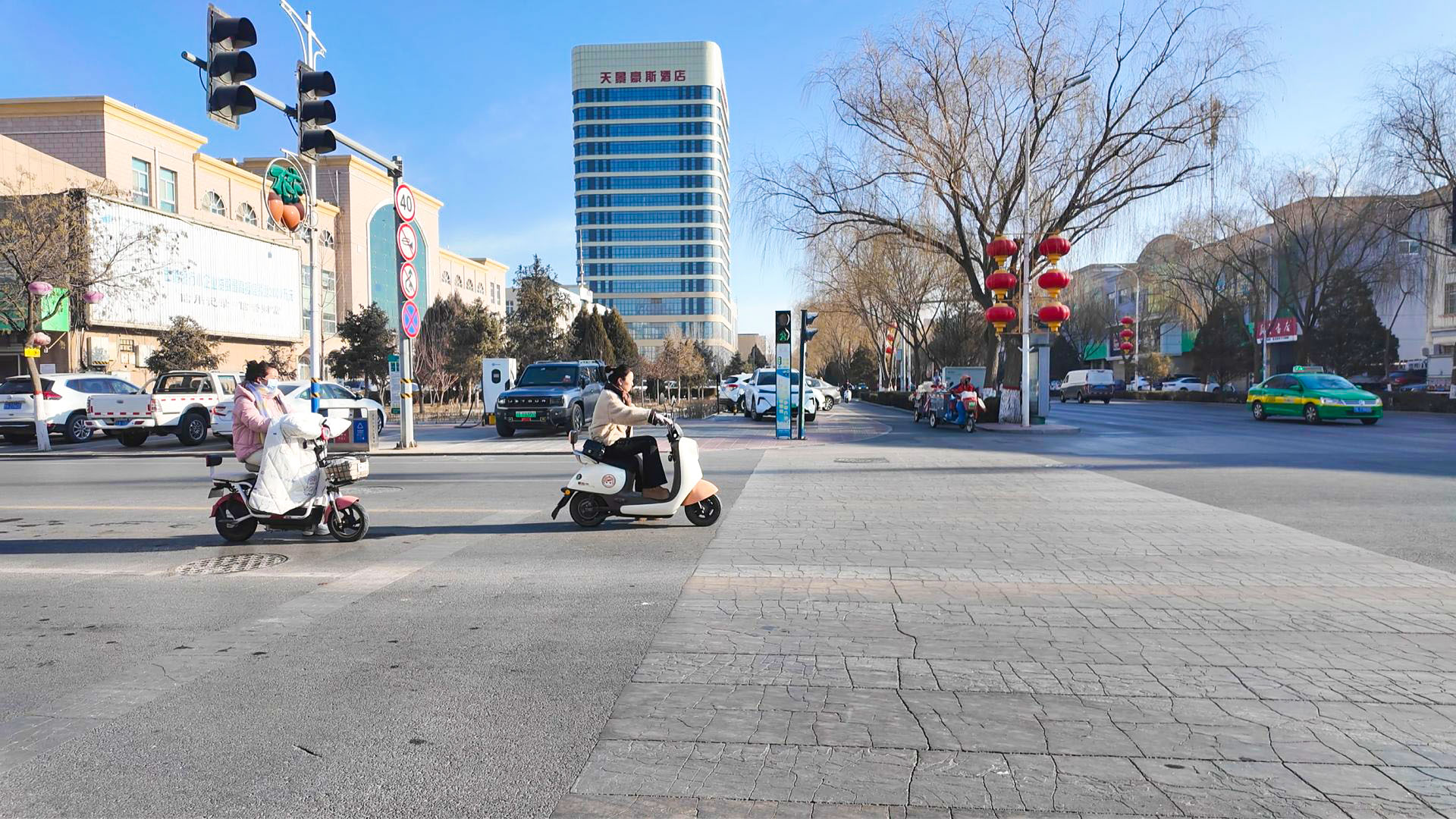 交通乱象碍人眼 文明城市需共建 (11)1.jpg