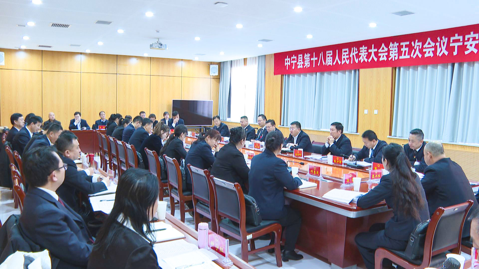 人大代表审议县人大常委会工作报告和法检两院工作报告 (1)1.jpg