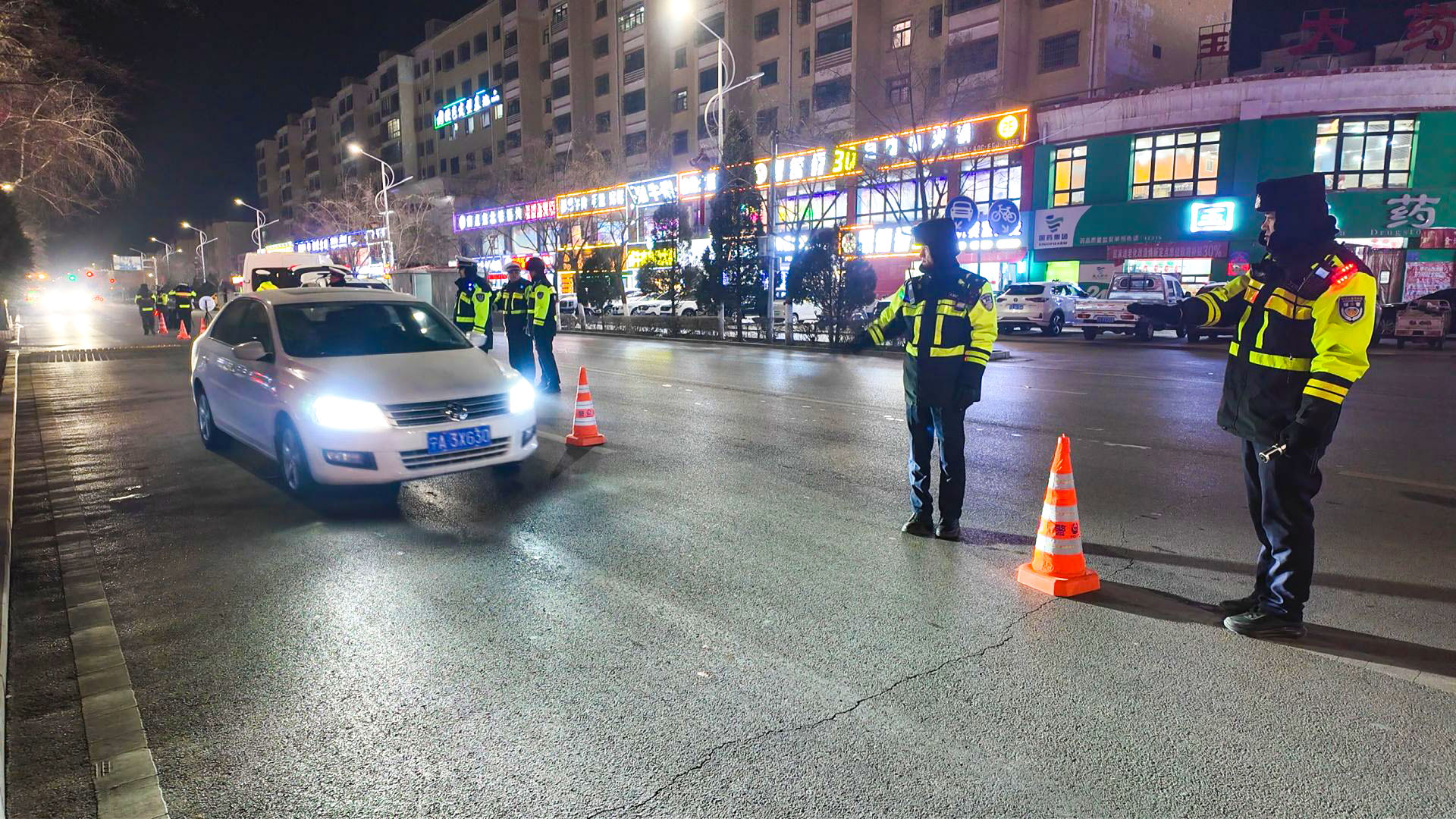 异地联勤夜查酒驾 筑牢夜间平安防线 (3)1.jpg