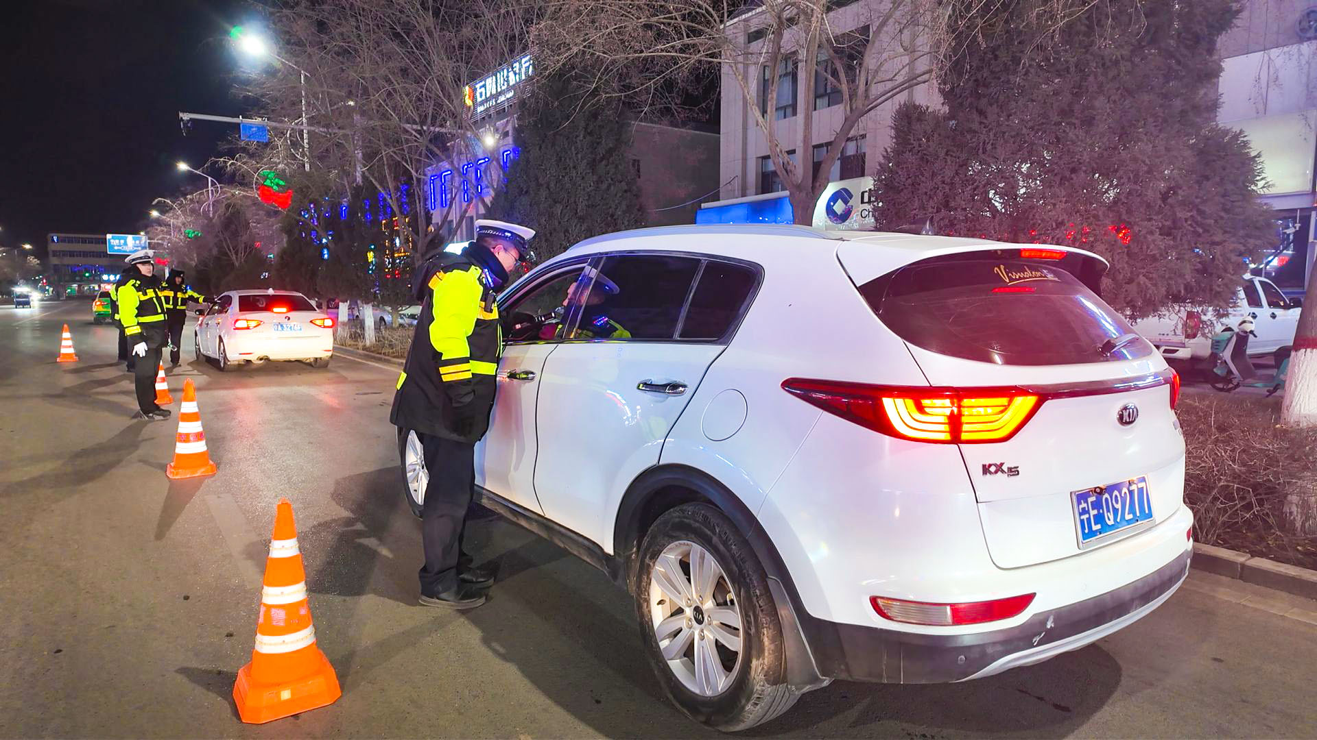 异地联勤夜查酒驾 筑牢夜间平安防线 (14)1.jpg