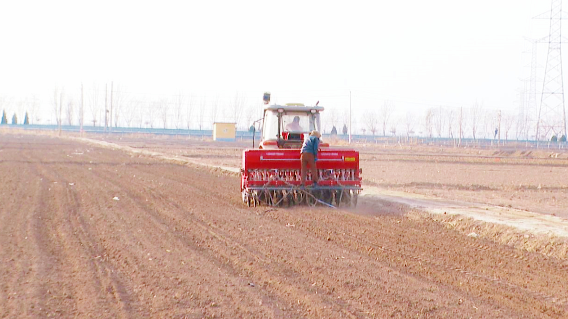 余丁乡：抢抓农时忙春种 小麦播种稳推进1.jpg