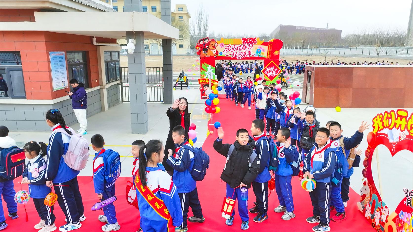 中宁县2026年春季学期“马”力全开 以满满仪式感迎接学子归来 (9)1.jpg