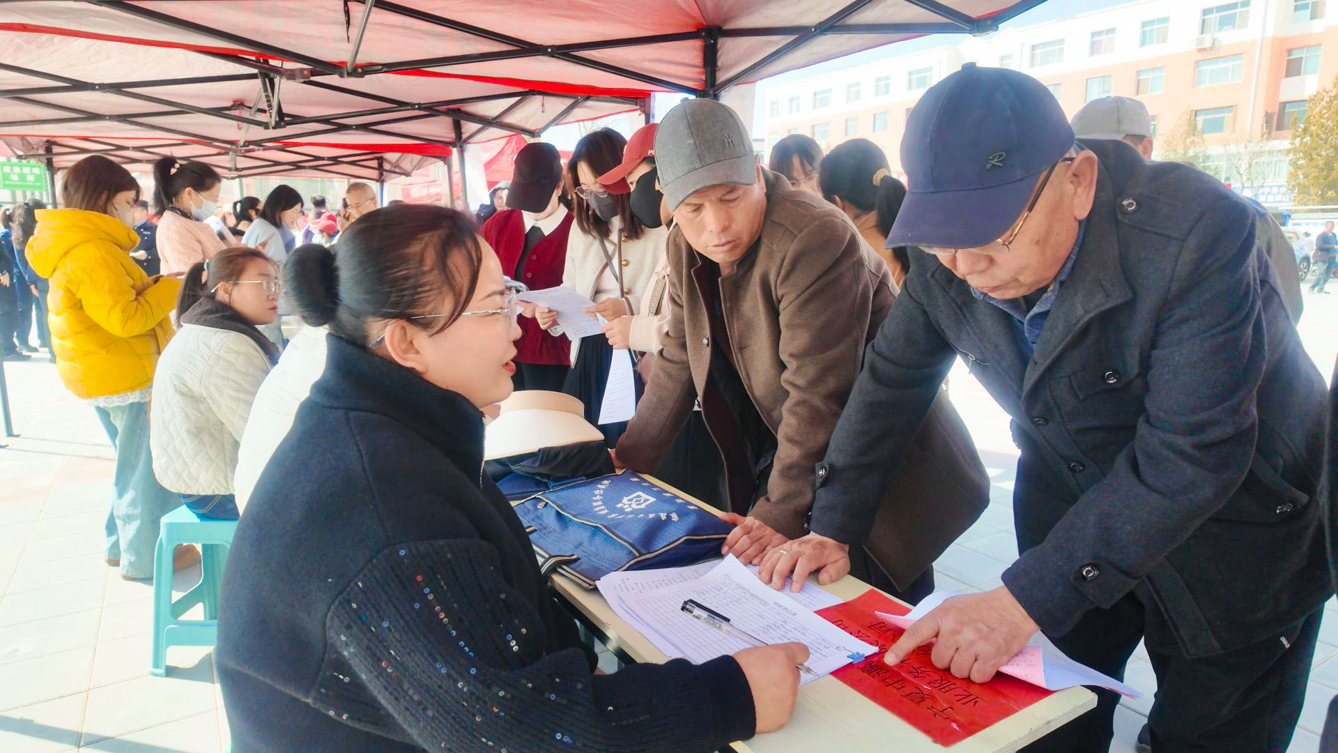 新堡镇“春风”送岗到家门 8000余岗位促就业 (13)1.jpg