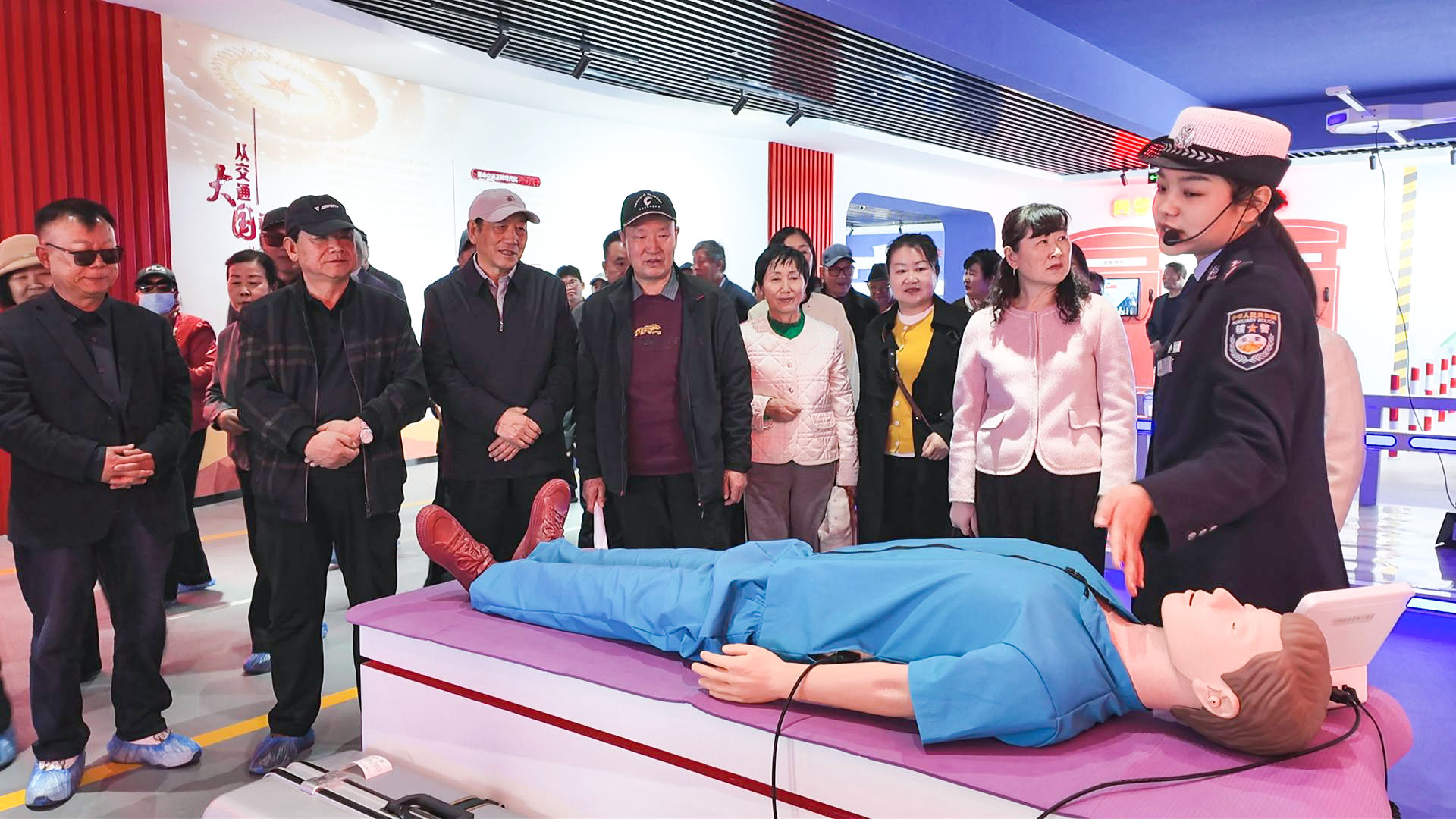 县委老干部局组织退休党员干部 (5)1.jpg