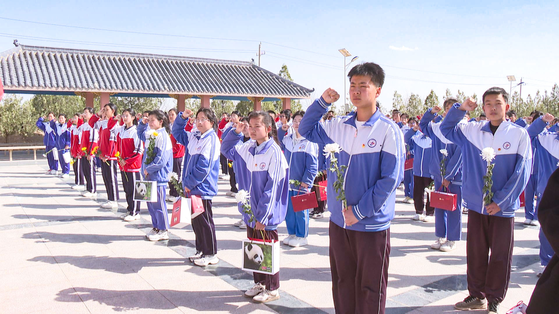 中宁县各族青少年缅怀英烈共话民族团结 (19)1.jpg