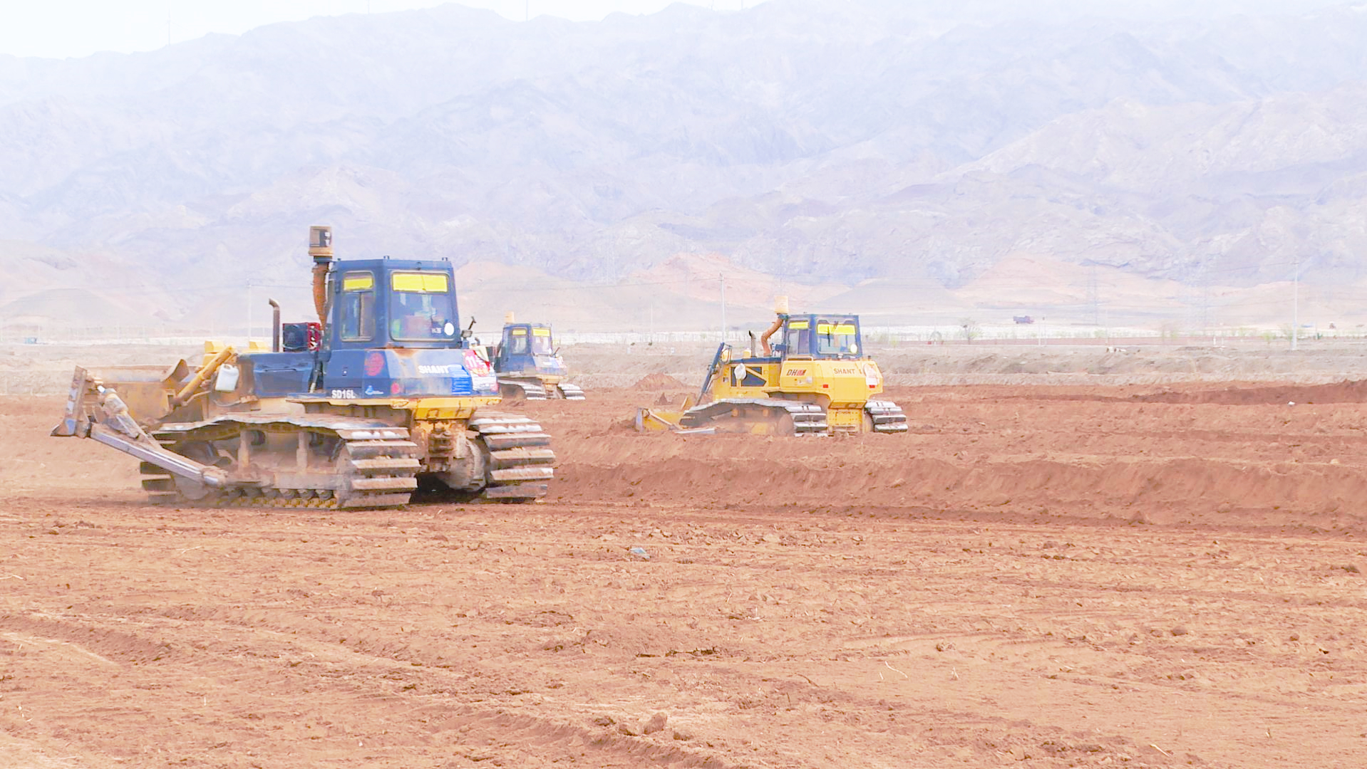 跃进村：机械人力齐上阵 土地整治促增收1.jpg