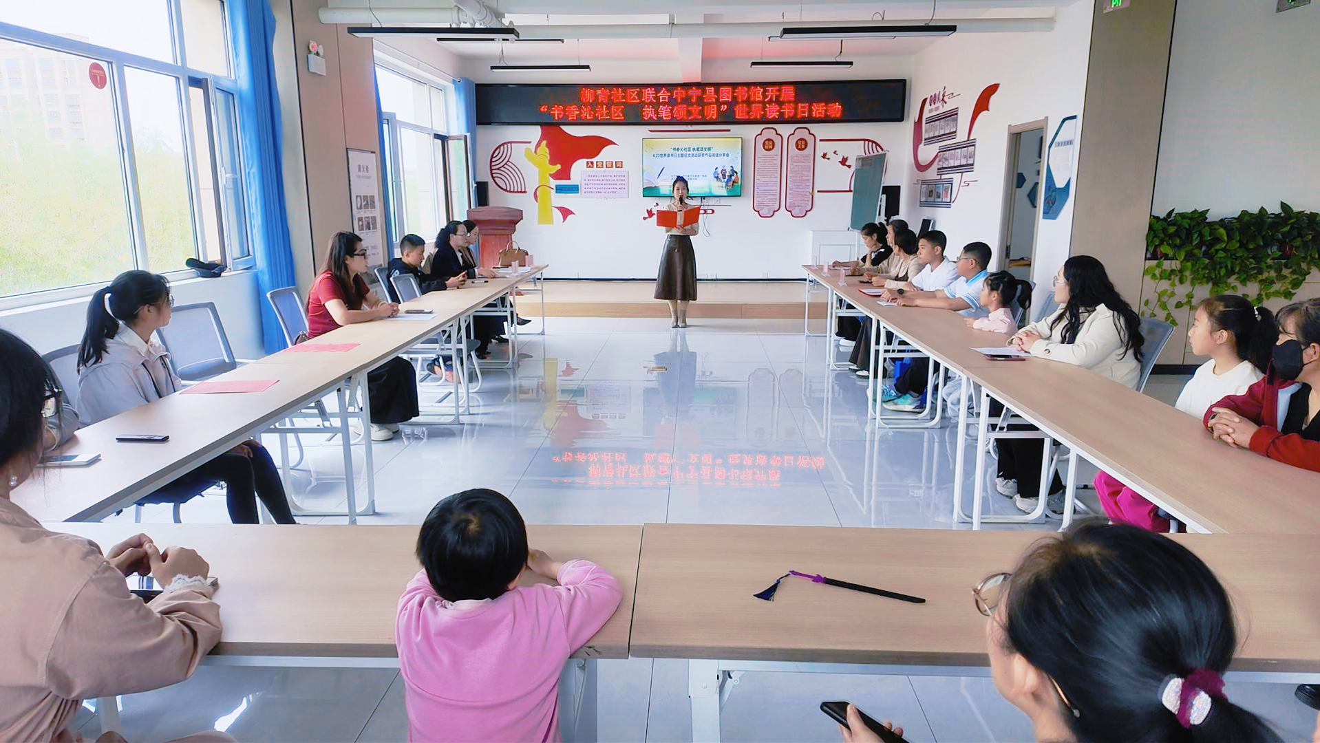 书香沁社区 执笔颂文明2.jpg