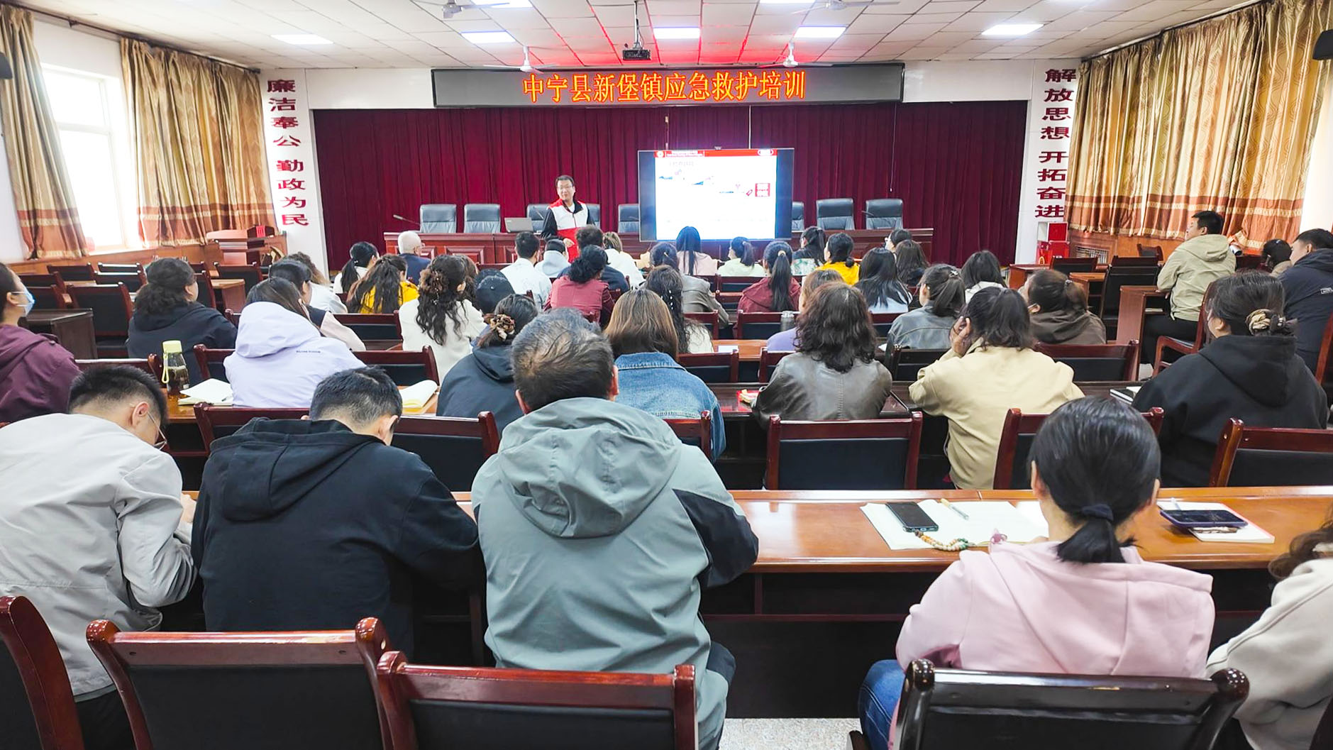 新堡镇：应急救护培训“充电”基层干部添“技能” (2)1.jpg