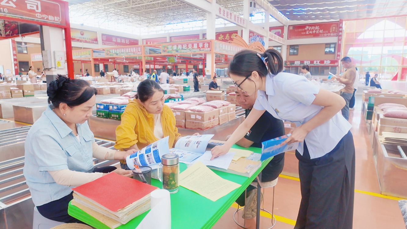 我县集中开展防范枸杞行业恶意赊销欠账乱象宣传活动11111.jpg 我县集中开展防范枸杞行业恶意赊销欠账乱象宣传活动11111.jpg
