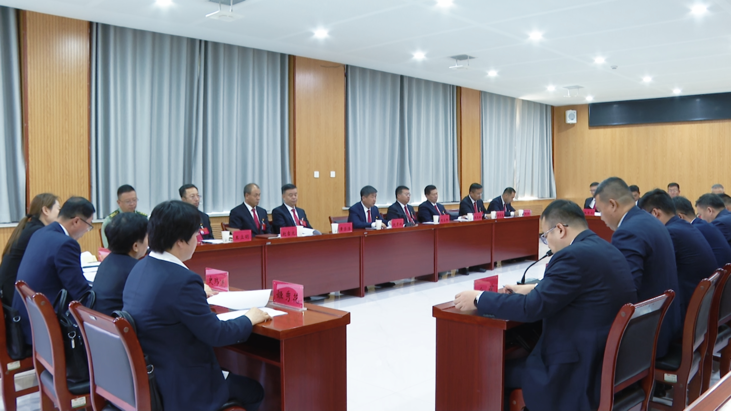 9月22日主席团第四次会议.jpg