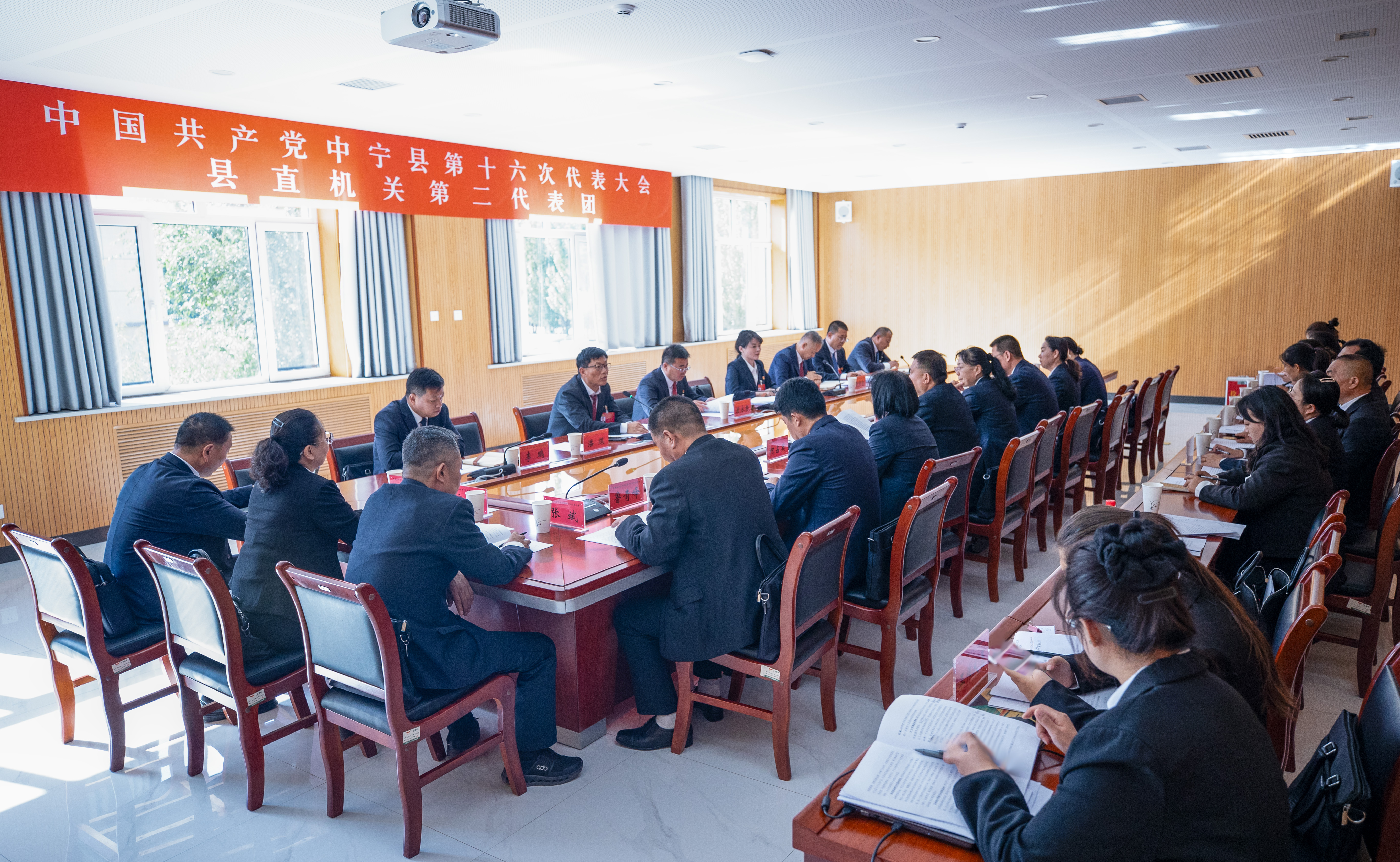 周永根参加县第十六次党代会代表团讨论.jpg 周永根参加县第十六次党代会代表团讨论.jpg
