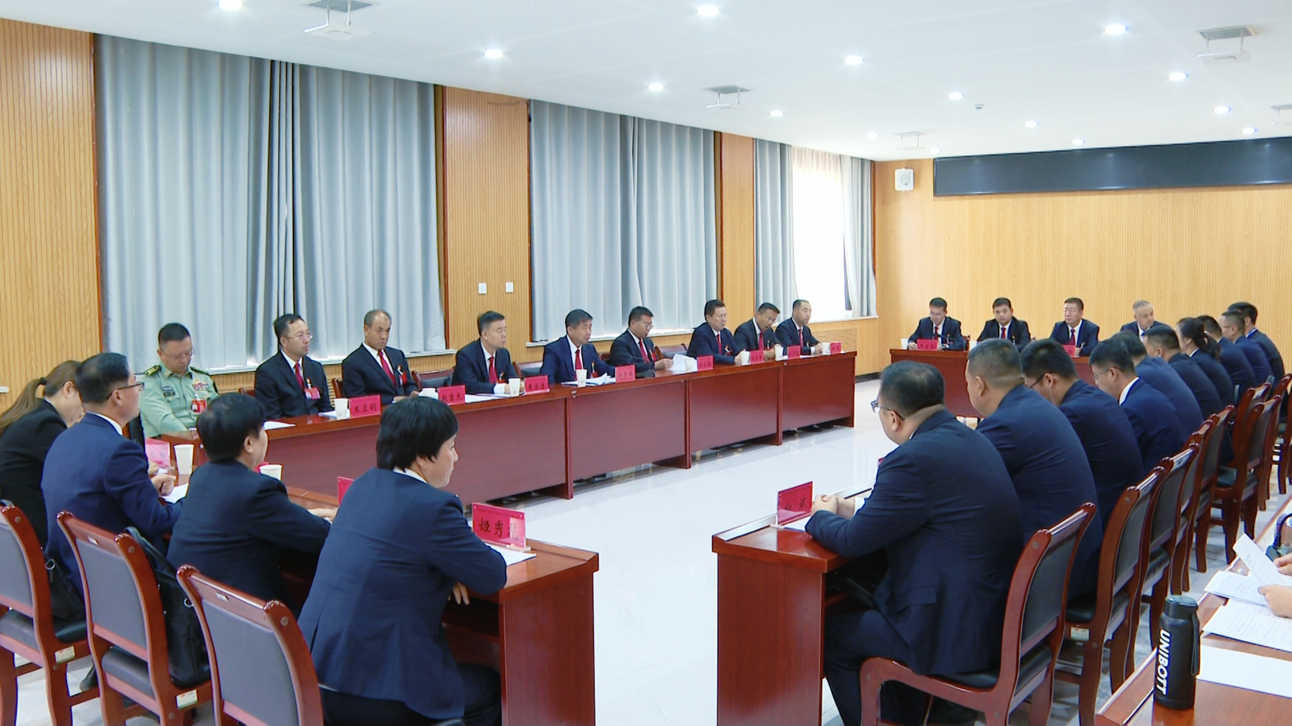 9月23日主席团第六次会议.jpg 9月23日主席团第六次会议.jpg