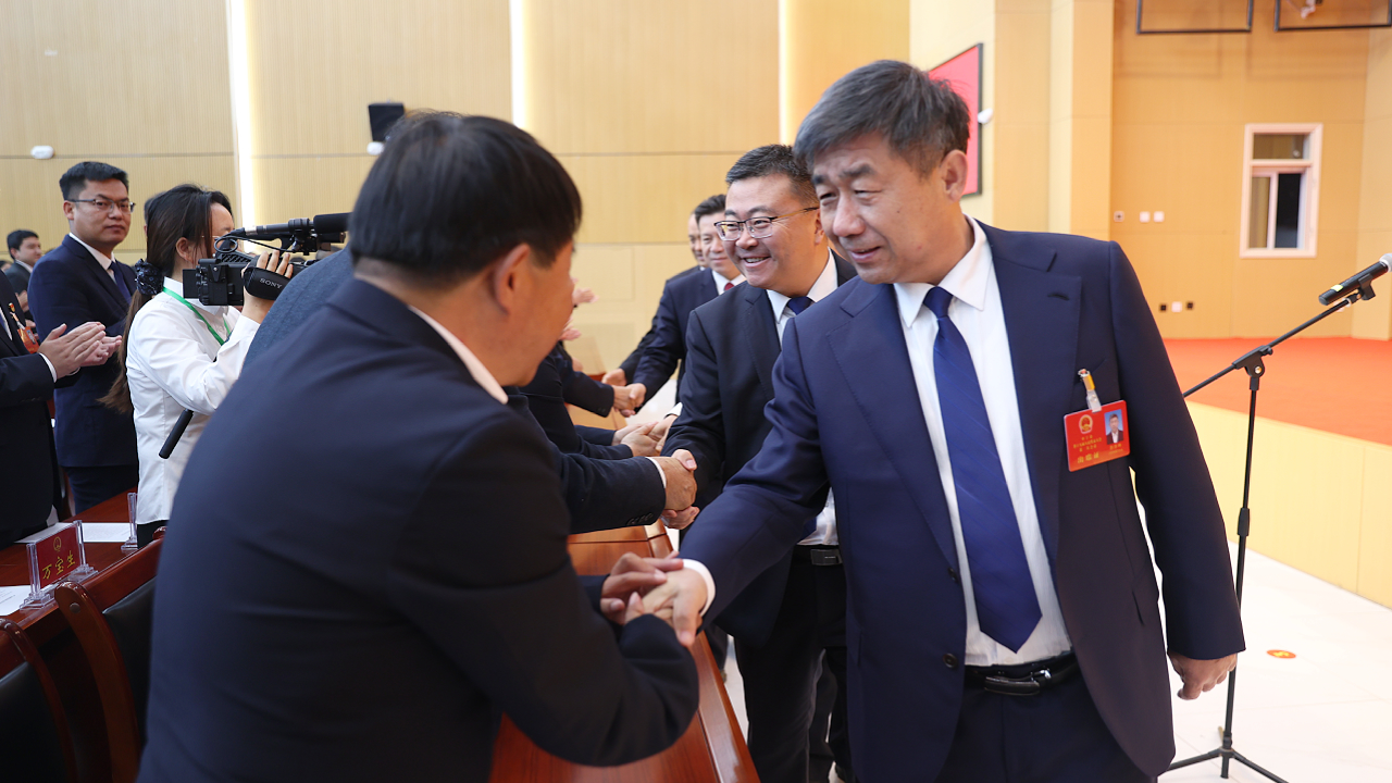 10月25日(7)赵彦林等县领导看望人大代表.jpg 10月25日(7)赵彦林等县领导看望人大代表.jpg