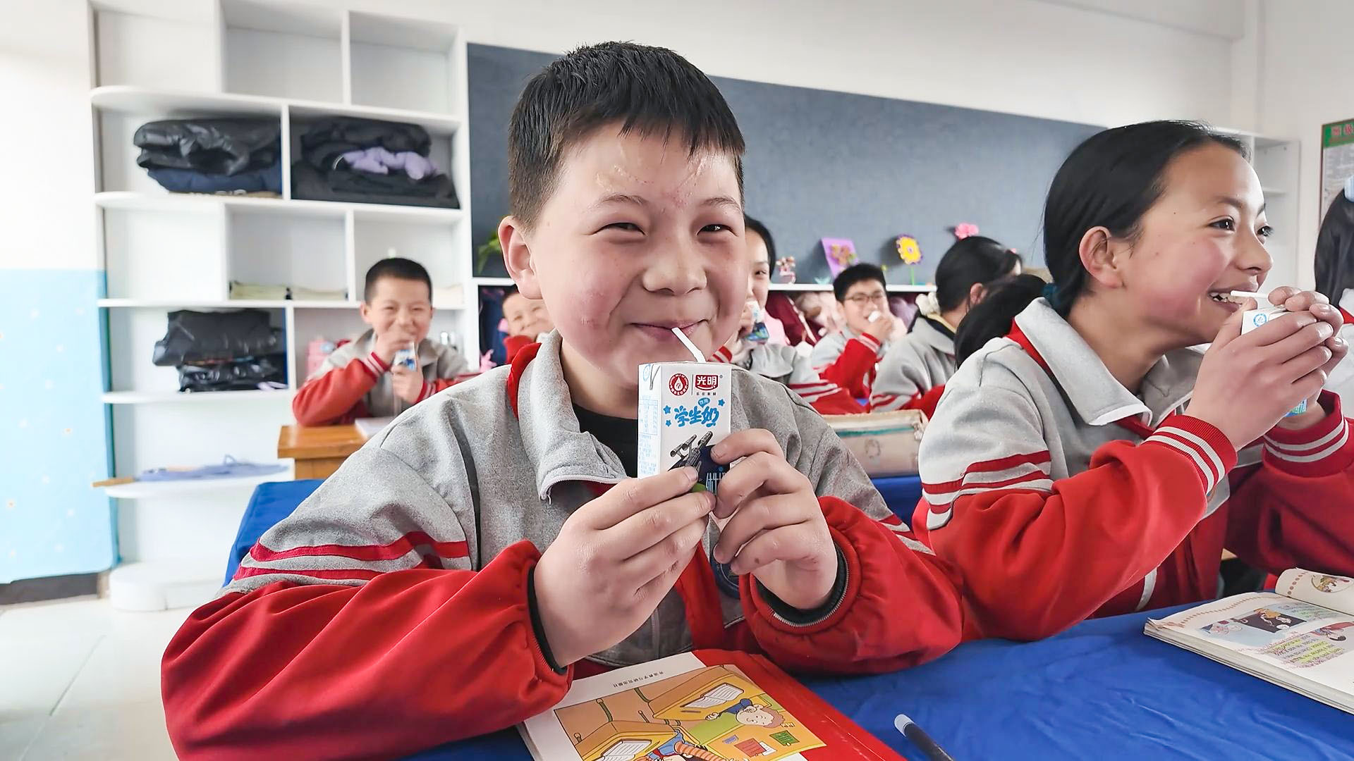 中宁县1.36万余名农村小学生喝上免费饮用奶 (16)1.jpg 中宁县1.36万余名农村小学生喝上免费饮用奶 (16)1.jpg